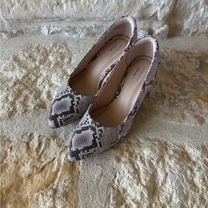 Clarks Women's Snakeskin Pumps Kitten Heels NWT